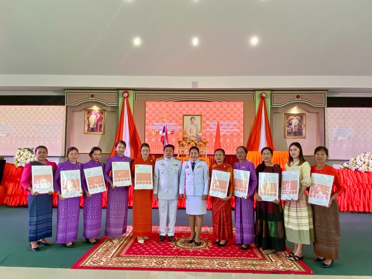 พช.ขอนแก่น : อำเภอชุมแพ จัดพิธีมอบลายผ้าพระราชทาน “ลายสิริราชพัสตราภรณ์”